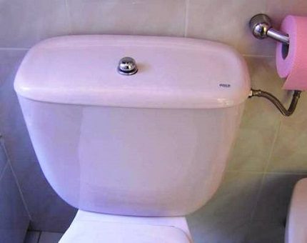 Vazando um vaso sanitário padrão Tanque de drenagem padrão