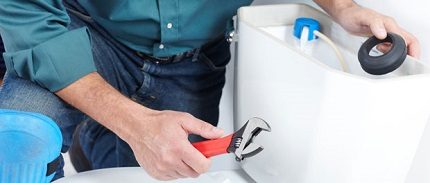 Desmontar os acessórios do vaso sanitário Desmontagem de conexões e juntas antigas