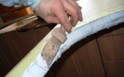 Dichtungsfugen zur Installation eines Waschbeckens im Badezimmer Arbeitsplattenscheiben versiegeln