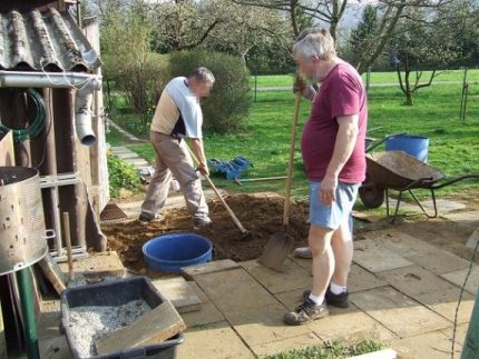 Installation de fûts pour une toilette de campagne Installation du canon