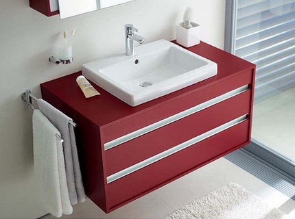 Installation eines eingebetteten Waschbeckenmodells im Badezimmer Eingebautes Modell im Innenraum