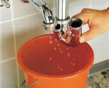 Wasser ablassen, um ein Waschbecken im Badezimmer zu installieren Stehende Flüssigkeit ablassen