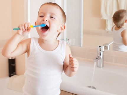 Ordnungsgemäße Installation des Waschbeckens im Badezimmer Bequeme Bedienung des Gerätes