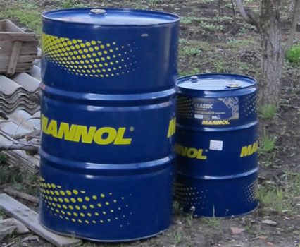 Baril en métal pour un réservoir de douche d'été fait maison Baril en métal pour un réservoir de douche d'été fait maison