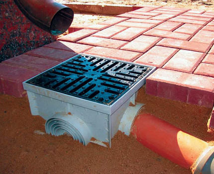 Drainage bien sous une conduite pluviale