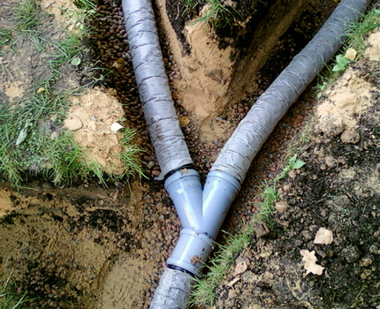 Installation de tuyaux de bricolage pour le drainage du site Languette de drainage double perforée