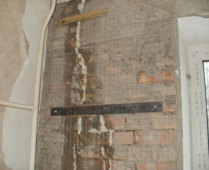 Fissures en l'absence d'un drainage adéquat du site de vos propres mains Des fissures dans le mur d'un immeuble résidentiel