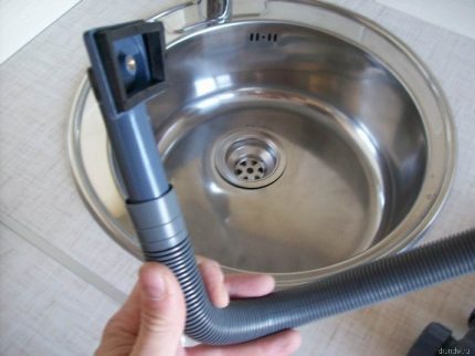 Modèle de piège à eau d'égout avec trop-plein