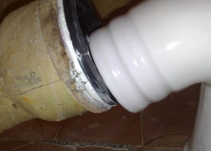 Installer un brassard pour réparer une installation de toilettes Ajustement de manchette