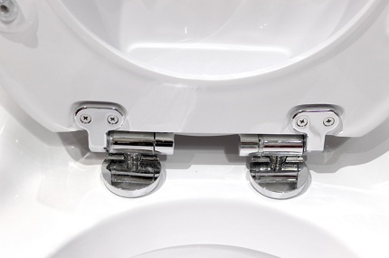 Microlift sur le couvercle du siège de toilette