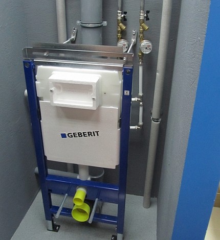 Frame installation for mounting the toilet bowl