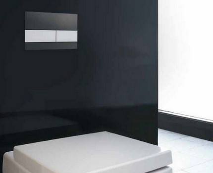 Instalando uma instalação de banheiro com um botão de descarga Painel de controle de instalação com botões