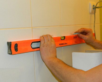 Instalando uma Instalação Sanitária Usando um Nível Usando um nível de construção para o layout