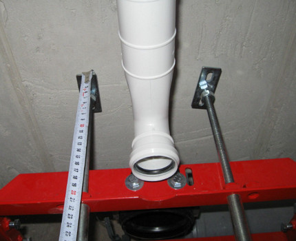 Instalação da instalação sanitária de acordo com a marcação Medindo a distância entre a parede e a borda da estrutura