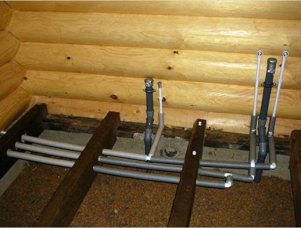 Fiação interna de esgoto local no país Colocação de canos de esgoto interno