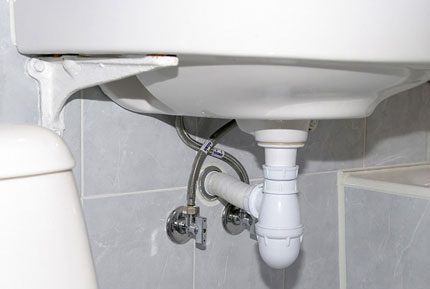 Hauteur du lavabo avec supports dans la salle de bain Support d'évier