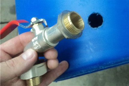 Montage d'un robinet sur un baril de douche