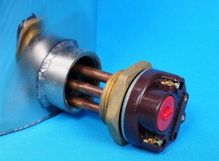 Chauffage dans un réservoir de douche d'été Chauffage dans un réservoir de douche d'été