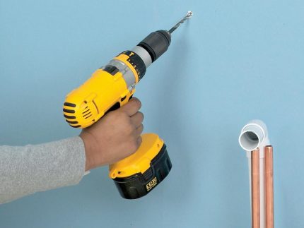 Wie man Löcher für die Installation einer Spüle mit einem Sockel macht Befestigungslöcher