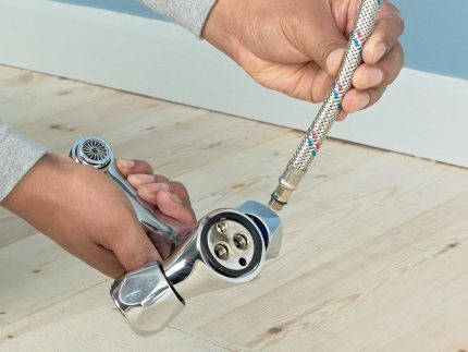 Verbindungsschläuche zur Installation eines Spülbeckens mit Sockel Flexibler Schlauchanschluss