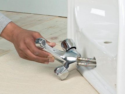 So schließen Sie einen Wasserhahn an und installieren ein Waschbecken mit einem Sockel Mischeranschluss