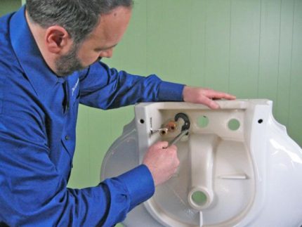 So installieren Sie eine Unterlegscheibe auf einem Sockelwaschbecken Hufeisen-Klemmscheibe