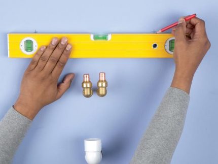 Markierung für die Installation einer Spüle mit einem Sockel Markierung