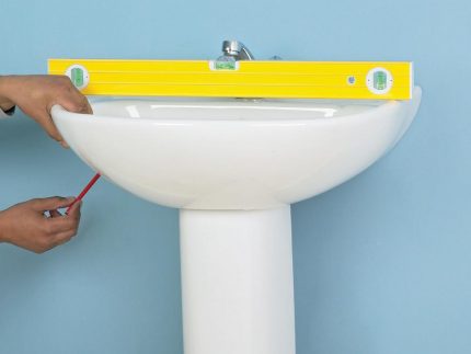 So installieren Sie eine Spüle mit einem Sockel in der Ebene Gebäudeebene