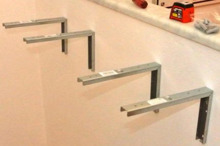 Montieren Sie das Waschbecken an der Wand