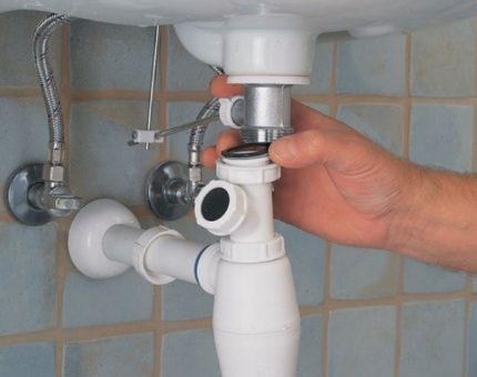 Montieren Sie das Waschbecken an der Wand