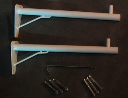 Befestigen Sie das Waschbecken an der Wand an den Halterungen