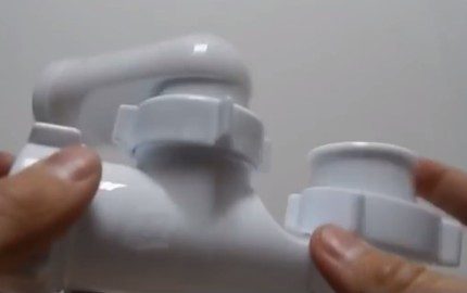 Visser le bouchon sur le corps de valve