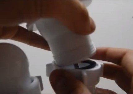 Mettre le col sur le tuyau d'étanchéité à l'eau