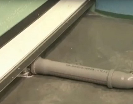 Fixation du plateau au tuyau de vidange