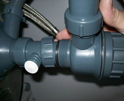 Sızıntı yapan eklemler nedeniyle apartmandaki kanalizasyondan koku Kanalizasyon bağlantısı