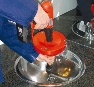 Câble de nettoyage d'égout avec une perceuse