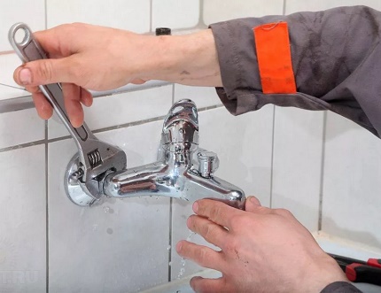 Demontage vor der Installation des Waschbeckens im Badezimmer Reihenfolge der Geräteentfernung