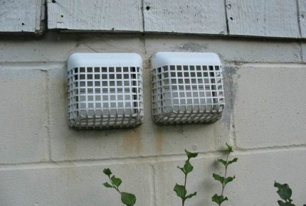 Arrangement of ventilation openings in the garage Ventilation grilles