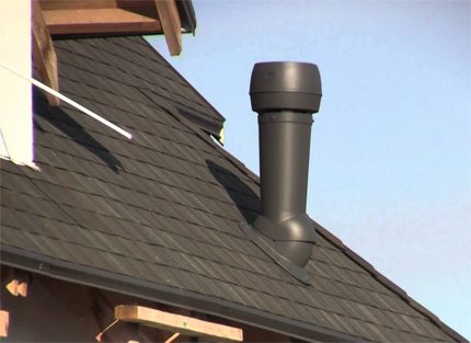 Montée de ventilation sur le toit de la maison