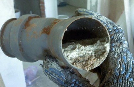 Comment nettoyer une cuvette des toilettes bouchée avec un câble Un bon exemple de système bouché