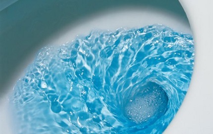 Comment rincer rapidement les toilettes avec un câble Formation d'un entonnoir lors de la vidange