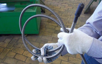 Comment nettoyer les toilettes avec un câble traité Manipulation d'outils