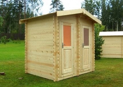 Projet de construction en bois avec douche et WC à la campagne Bâtiment en bois dans le pays