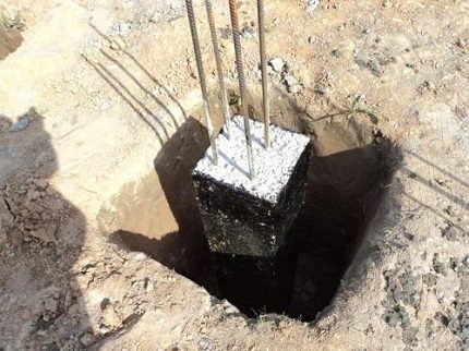 Projet de fondation pour une toilette de campagne avec douche Colonne prête pour la fondation