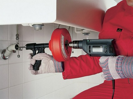 Comment nettoyer les toilettes avec un câble d'alimentation Outil électrique combiné