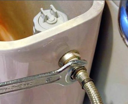 Is it necessary to remove the flexible eyeliner from the toilet tank Dismantling the flexible eyeliner of the drain tank