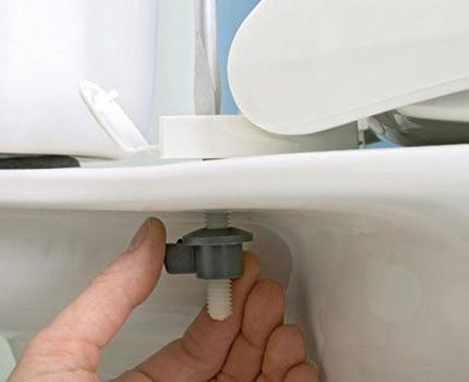 How to remove the cover when removing the old toilet Removing the toilet lid
