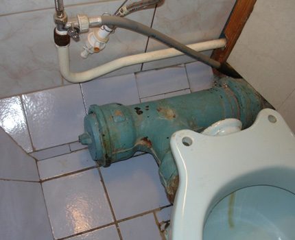 The result of careful dismantling of the old toilet After careful dismantling