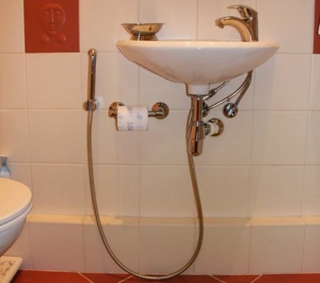 Dusche auf dem Waschbecken