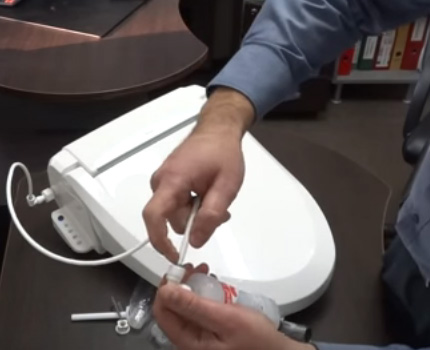 Einbau eines Filters für den Bidetmischer Der Filter verlängert die Lebensdauer des Mischers